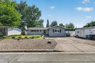 46 Tracy Ave, Eagle Point, OR 97524 - Photo 3