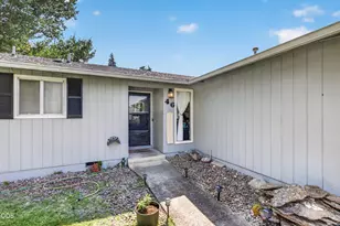 46 Tracy Ave, Eagle Point, OR 97524 - Photo 5