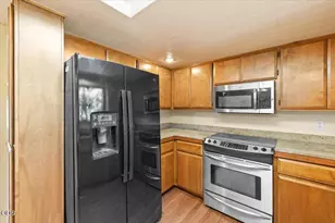 2406 Senate Way, Medford, OR 97504 - Photo 13
