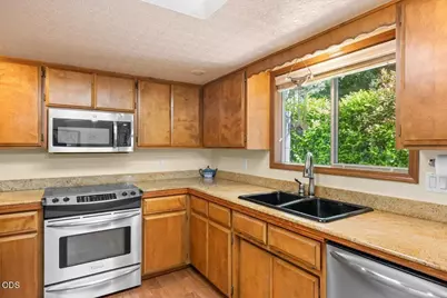 2406 Senate Way, Medford, OR 97504 - Photo 15