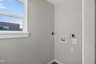 953 Honey Bee St, Medford, OR 97501 - Photo 13