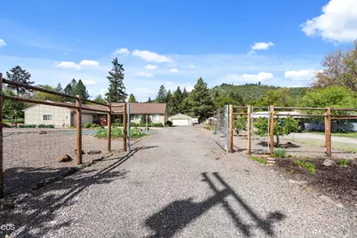 3248 Griffin Creek Road, Medford, OR 97501 - Photo 43