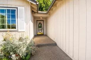 935 Pittview Ave, Central Point, OR 97502 - Photo 3