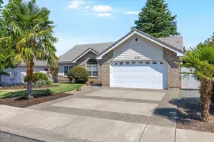 659 Jackson Creek Dr, Central Point, OR 97502 - Photo 3