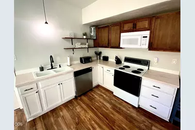 705 SE Riverside Avenue, Grants Pass, OR 97526 - Photo 3