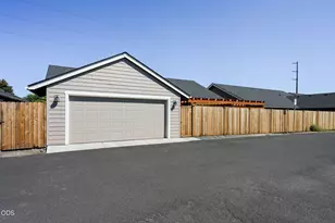1943 NE 5th St, Redmond, OR 97756 - Photo 27