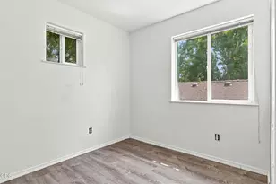 841 W 11th St, Medford, OR 97501 - Photo 9