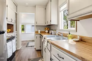 1327 NW Washington Blvd, Grants Pass, OR 97526 - Photo 9