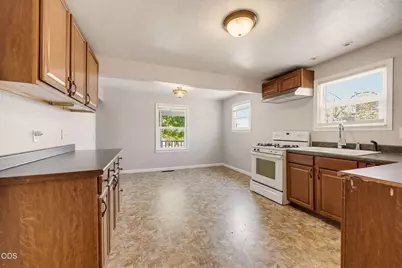 2082 NE Fairview Avenue, Grants Pass, OR 97526 - Photo 11
