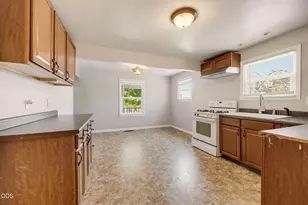 2082 NE Fairview Ave, Grants Pass, OR 97526 - Photo 11