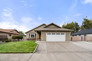 854 Delsie Dr, Grants Pass, OR 97527 - Photo 1