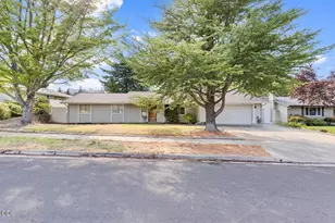 1000 La Loma Dr, Medford, OR 97504 - Photo 1