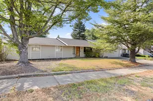 1000 La Loma Dr, Medford, OR 97504 - Photo 3