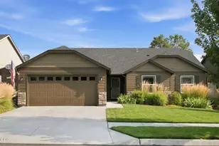 2447 NW Greenwood Ave, Redmond, OR 97756 - Photo 1