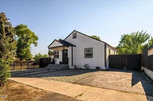 736 SW 10th St, Redmond, OR 97756 - Photo 3