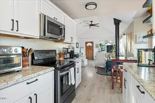 736 SW 10th St, Redmond, OR 97756 - Photo 9
