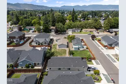 1827 Lillian Street, Medford, OR 97501 - Photo 33