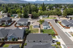 1827 Lillian St, Medford, OR 97501 - Photo 33
