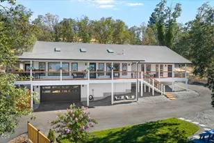 236 NW Canyon View Dr, Grants Pass, OR 97526 - Photo 1