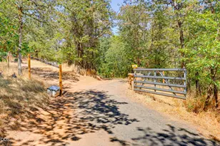 887 Three Pines Rd, Grants Pass, OR 97526 - Photo 31