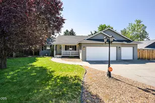 1622 NW Spruce Ave, Redmond, OR 97756 - Photo 1