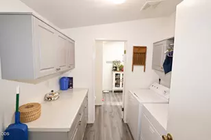 8401 Old Stage Rd, Central Point, OR 97502 - Photo 9