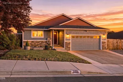 928 Stonewater Drive, Eagle Point, OR 97524 - Photo 1
