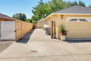 2315 Asher Dr, Medford, OR 97504 - Photo 3