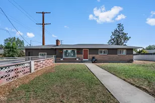 1516 SW 23rd St, Redmond, OR 97756 - Photo 1