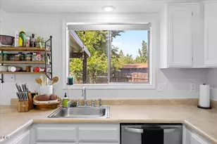 1789 Inverness Dr, Medford, OR 97504 - Photo 13