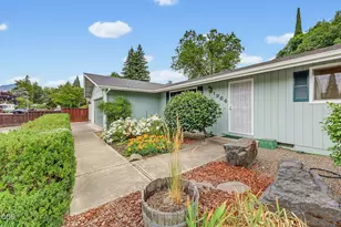 1964 Camellia Ave, Medford, OR 97504 - Photo 3