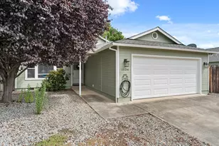 1134 Coachman Dr, Central Point, OR 97502 - Photo 1