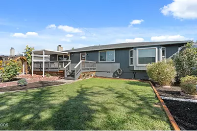 3052 Crystal Mountain Avenue, Medford, OR 97504 - Photo 3