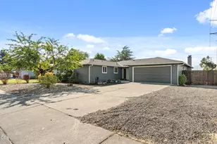 3052 Crystal Mountain Ave, Medford, OR 97504 - Photo 1