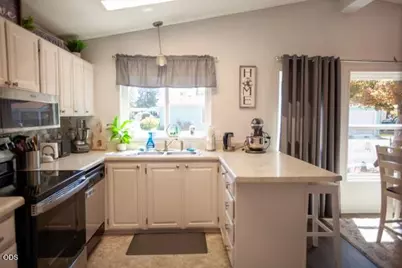 1058 Hemlock Lane, Grants Pass, OR 97527 - Photo 3