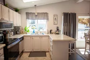 1058 Hemlock Ln, Grants Pass, OR 97527 - Photo 3