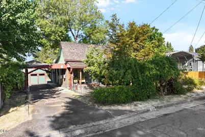 438 NE 11th Street, Grants Pass, OR 97526 - Photo 1