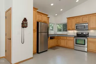 396 Daily Ln, Grants Pass, OR 97527 - Photo 3
