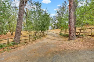 2590 Siskiyou Hwy, Ashland, OR 97520 - Photo 25