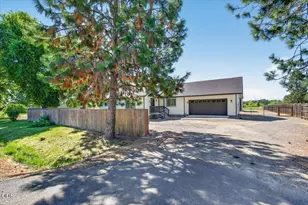 176 E Gregory Rd, Central Point, OR 97502 - Photo 1