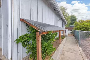 851 NE 10th St, Grants Pass, OR 97526 - Photo 33