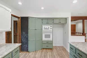 851 NE 10th St, Grants Pass, OR 97526 - Photo 13