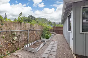 851 NE 10th St, Grants Pass, OR 97526 - Photo 41
