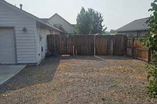 825 NW Poplar Pl, Redmond, OR 97756 - Photo 3