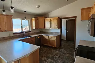 825 NW Poplar Pl, Redmond, OR 97756 - Photo 5
