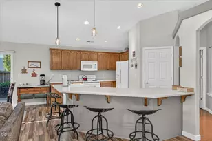 951 Village Cir, Medford, OR 97504 - Photo 7