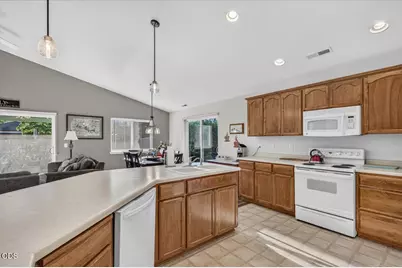951 Village Circle, Medford, OR 97504 - Photo 9