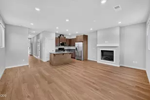 705 NW Walnut Ave, Redmond, OR 97756 - Photo 9