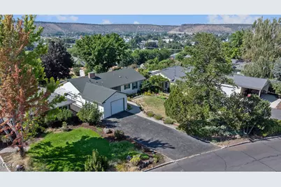 598 NE Ochoco Avenue, Prineville, OR 97754 - Photo 1