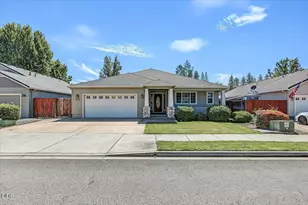 130 Glenwood Dr, Eagle Point, OR 97524 - Photo 1